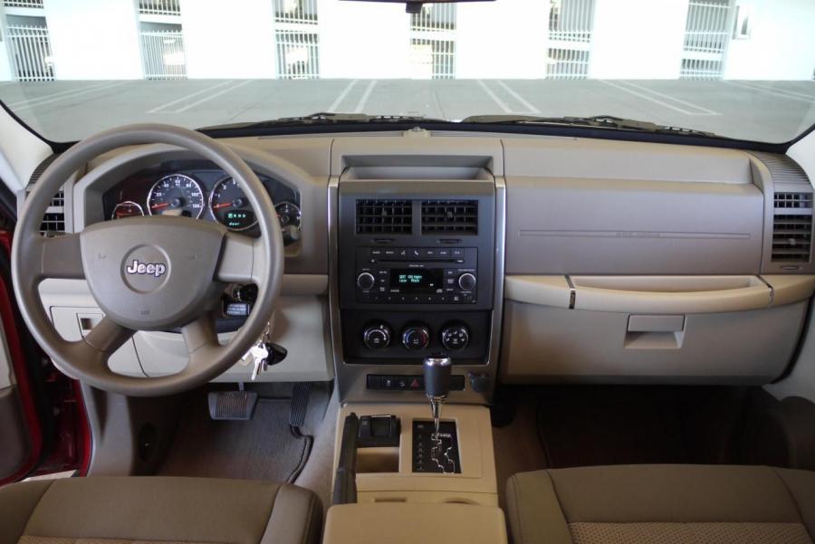  Jeep Liberty Sport 2010 года  (фото 28 из 37)
